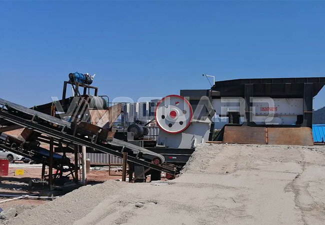 江蘇時(shí)產(chǎn)250噸移動(dòng)破碎站現(xiàn)場(chǎng)