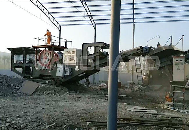 江蘇時(shí)產(chǎn)200噸履帶式破碎站客戶現(xiàn)場(chǎng)